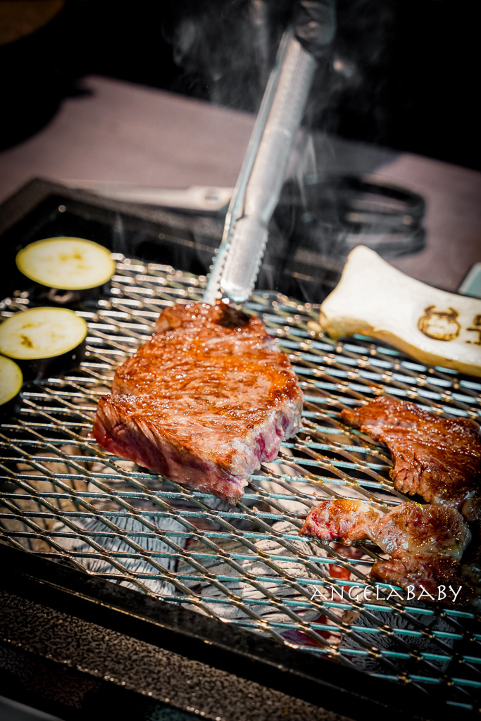 弘大頂級韓牛燒肉『牛肉Hwa弘益大學總店』嚴選『1++no9』韓牛，全程免動手、友善個人吃燒肉 @梅格(Angelababy)享樂日記