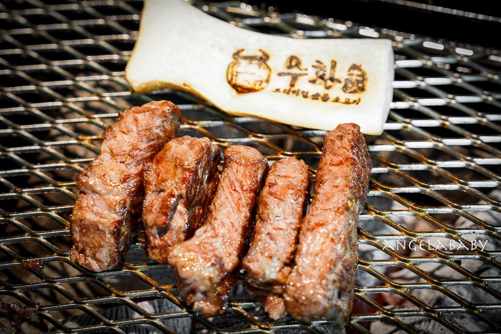 弘大頂級韓牛燒肉『牛肉Hwa弘益大學總店』嚴選『1++no9』韓牛，全程免動手、友善個人吃燒肉 @梅格(Angelababy)享樂日記