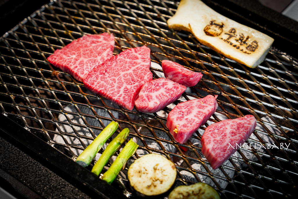 弘大頂級韓牛燒肉『牛肉Hwa弘益大學總店』嚴選『1++no9』韓牛，全程免動手、友善個人吃燒肉 @梅格(Angelababy)享樂日記