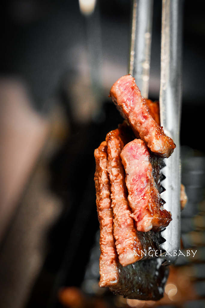 弘大頂級韓牛燒肉『牛肉Hwa弘益大學總店』嚴選『1++no9』韓牛，全程免動手、友善個人吃燒肉 @梅格(Angelababy)享樂日記