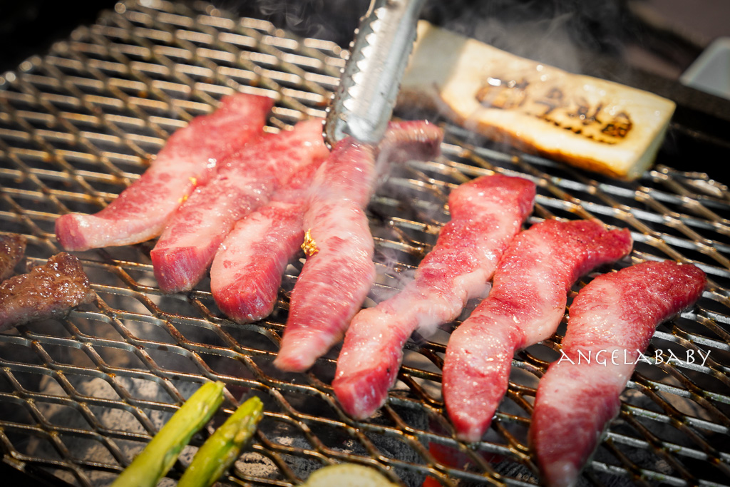 弘大頂級韓牛燒肉『牛肉Hwa弘益大學總店』嚴選『1++no9』韓牛，全程免動手、友善個人吃燒肉 @梅格(Angelababy)享樂日記