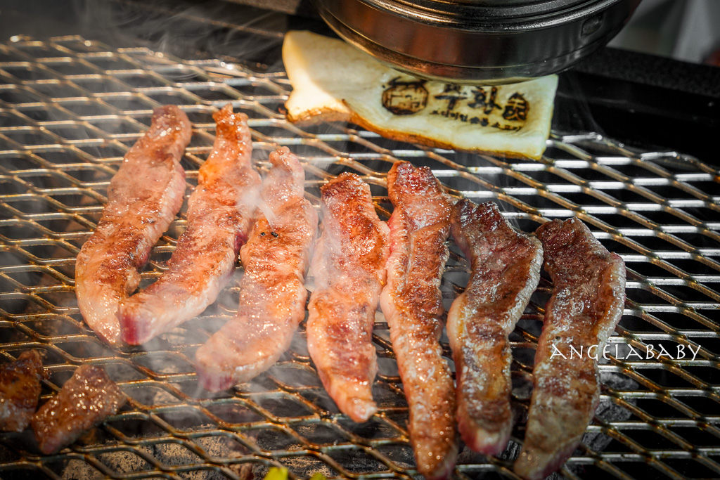 弘大頂級韓牛燒肉『牛肉Hwa弘益大學總店』嚴選『1++no9』韓牛，全程免動手、友善個人吃燒肉 @梅格(Angelababy)享樂日記