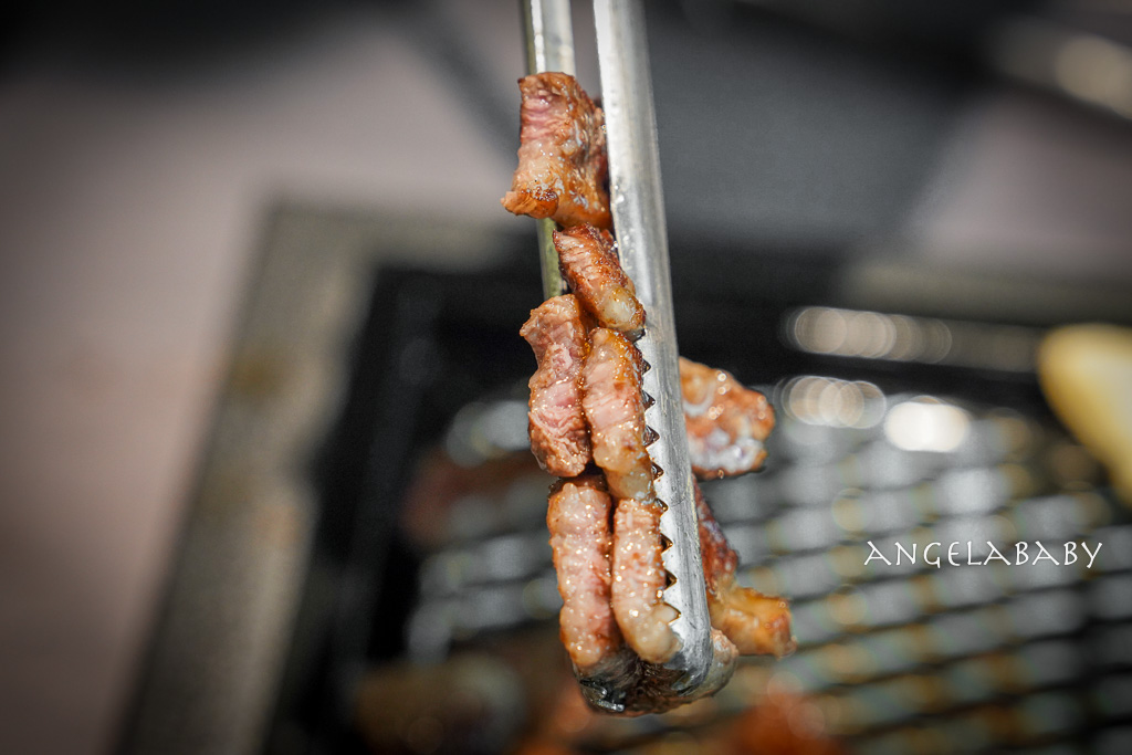 弘大頂級韓牛燒肉『牛肉Hwa弘益大學總店』嚴選『1++no9』韓牛，全程免動手、友善個人吃燒肉 @梅格(Angelababy)享樂日記