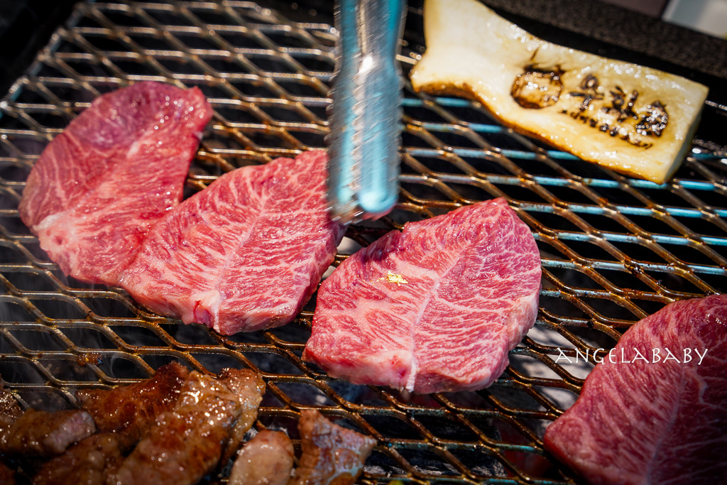 弘大頂級韓牛燒肉『牛肉Hwa弘益大學總店』嚴選『1++no9』韓牛，全程免動手、友善個人吃燒肉 @梅格(Angelababy)享樂日記