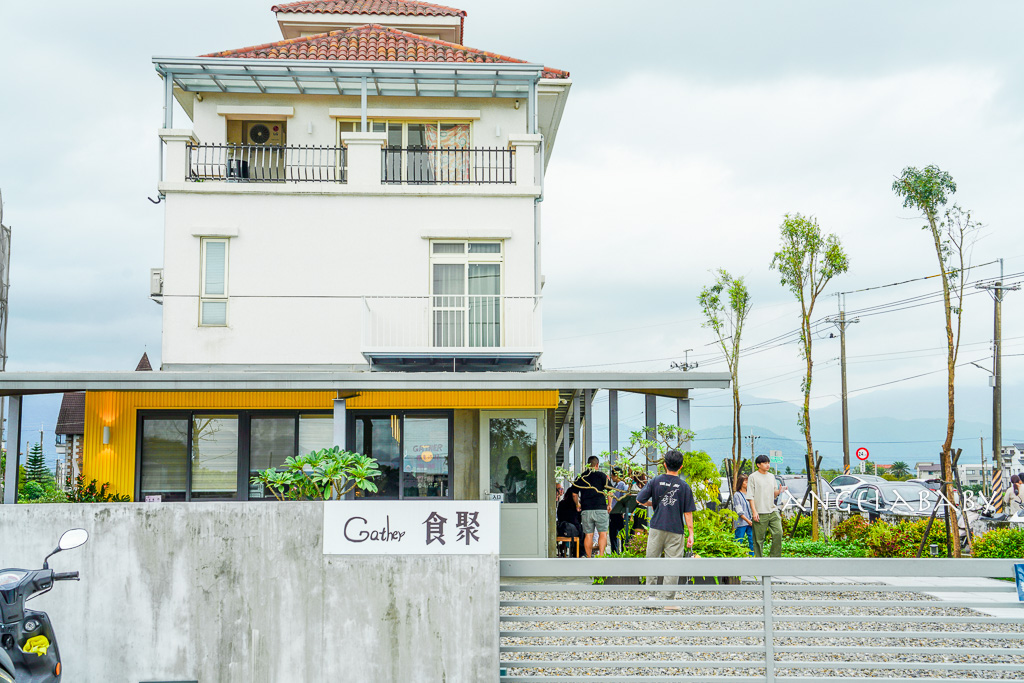 宜蘭爆紅水果千層蛋糕『食聚咖啡GATHER Cafe』菜單、食聚咖啡新址、寵物友善咖啡 @梅格(Angelababy)享樂日記