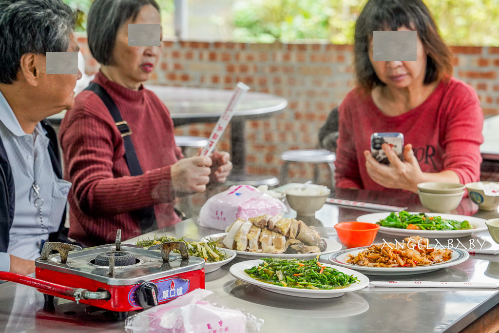 新北好吃土雞｜沒有門牌的深山鐵皮屋土雞『安安土雞城』菜單、白飯免費吃到飽 @梅格(Angelababy)享樂日記