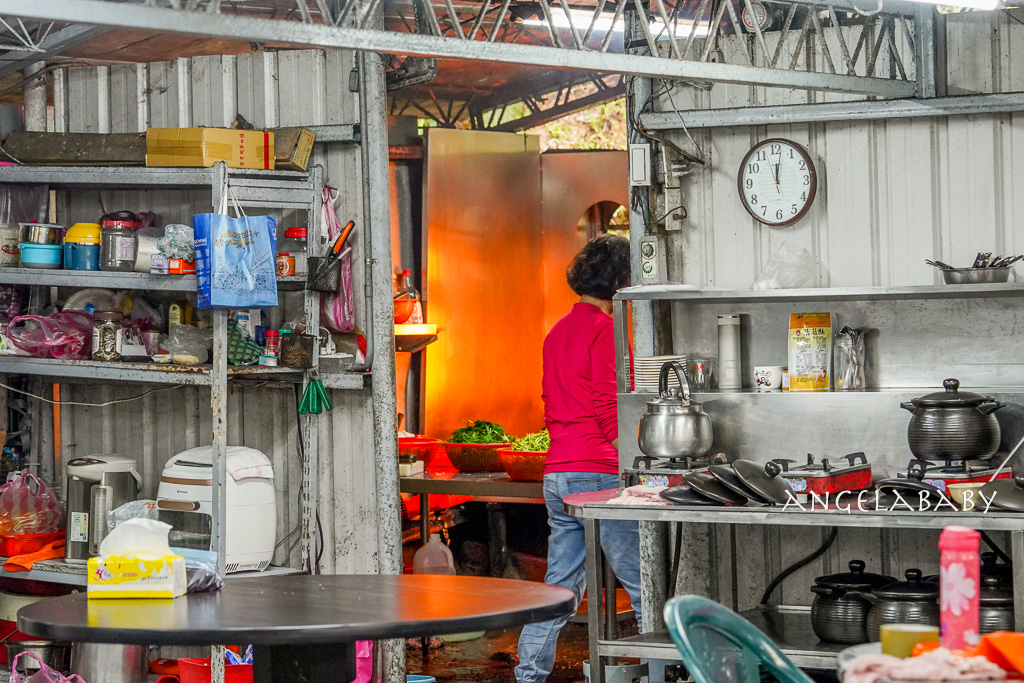 新北好吃土雞｜沒有門牌的深山鐵皮屋土雞『安安土雞城』菜單、白飯免費吃到飽 @梅格(Angelababy)享樂日記