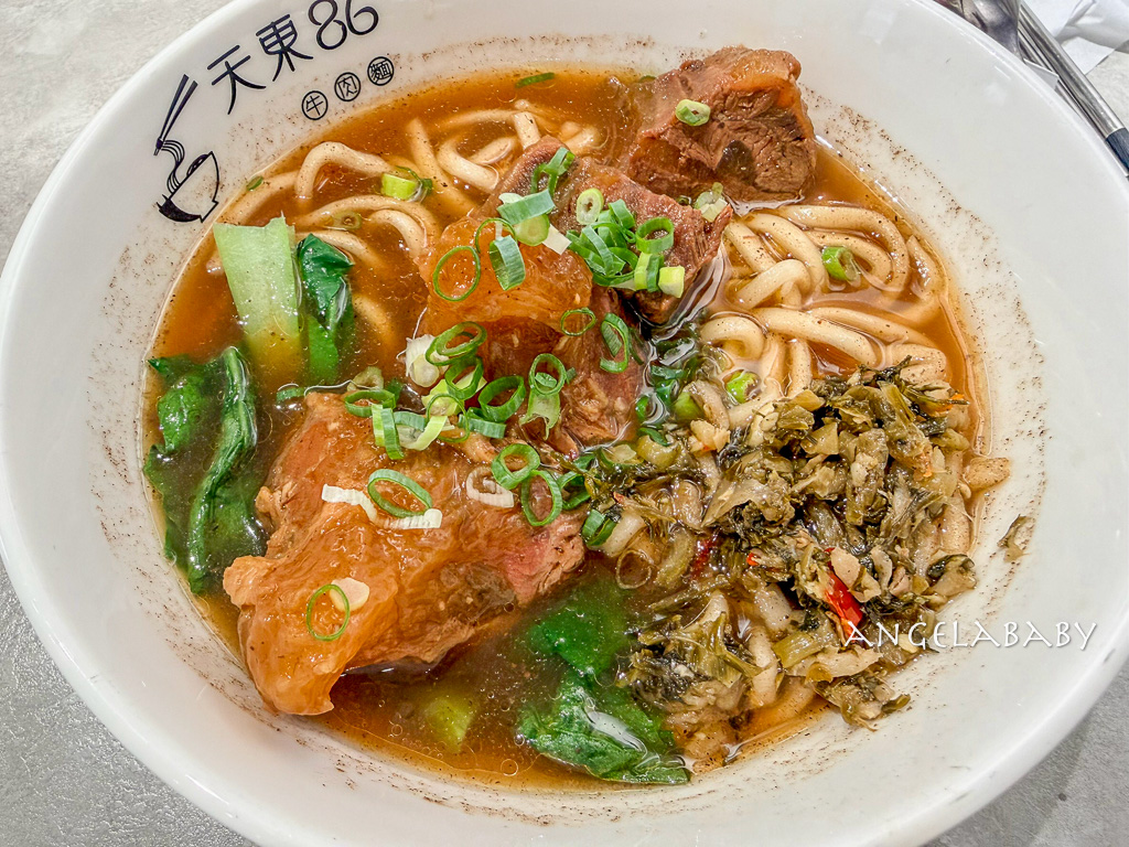 士林站美食『天東86牛肉麵-士林店』菜單、士林夜市好吃牛肉麵、500盤牛肉麵 @梅格(Angelababy)享樂日記