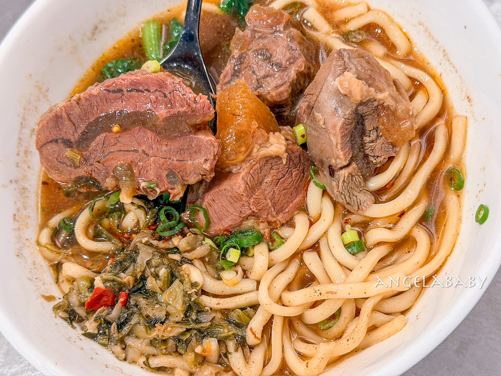 士林站美食『天東86牛肉麵-士林店』菜單、士林夜市好吃牛肉麵、500盤牛肉麵 @梅格(Angelababy)享樂日記