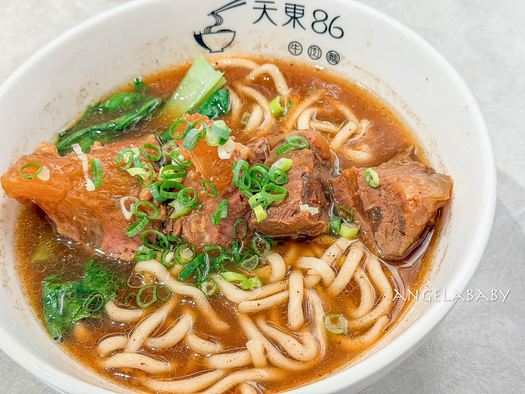 士林站美食『天東86牛肉麵-士林店』菜單、士林夜市好吃牛肉麵、500盤牛肉麵 @梅格(Angelababy)享樂日記