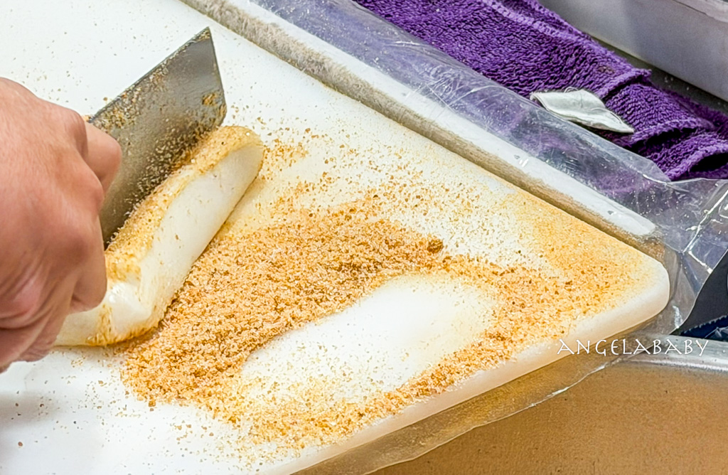 板橋府中站人氣銅板美食『黃石公園麻糬』手工刀切麻糬、皮Ｑ不黏牙一盒只要50元 @梅格(Angelababy)享樂日記