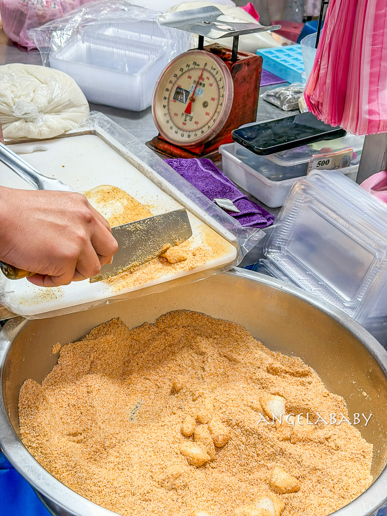 板橋府中站人氣銅板美食『黃石公園麻糬』手工刀切麻糬、皮Ｑ不黏牙一盒只要50元 @梅格(Angelababy)享樂日記