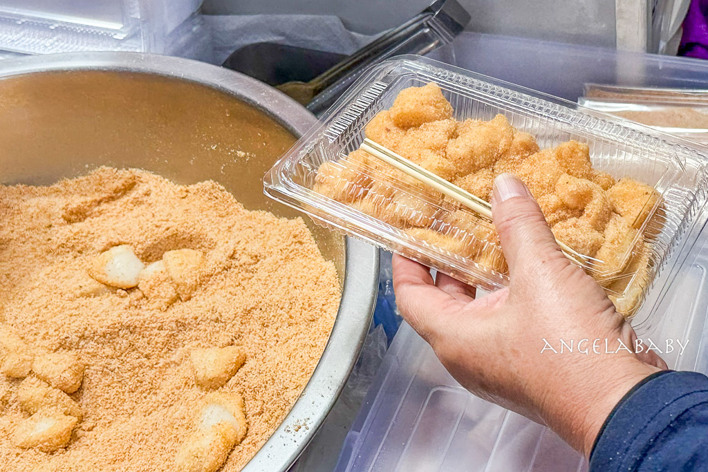 板橋府中站人氣銅板美食『黃石公園麻糬』手工刀切麻糬、皮Ｑ不黏牙一盒只要50元 @梅格(Angelababy)享樂日記