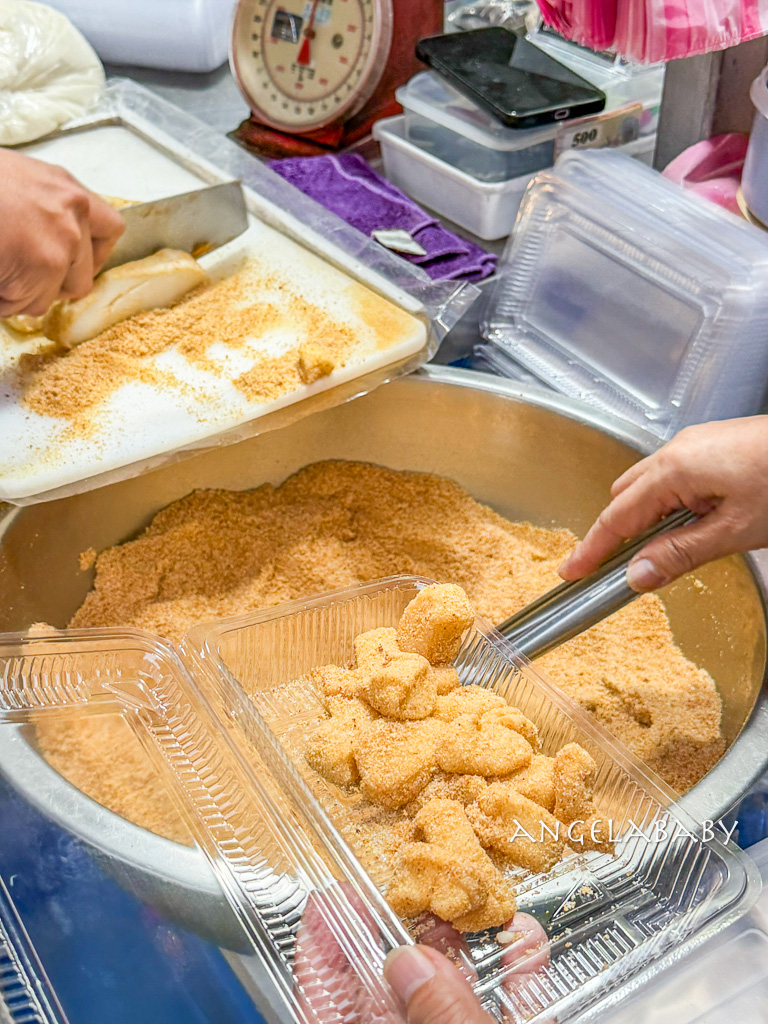 板橋府中站人氣銅板美食『黃石公園麻糬』手工刀切麻糬、皮Q不黏牙一盒只要50元 @梅格(Angelababy)享樂日記 板橋府中站人氣銅板美食『黃石公園麻糬』手工刀切麻糬、皮Q不黏牙一盒只要50元 @梅格(Angelababy)享樂日記