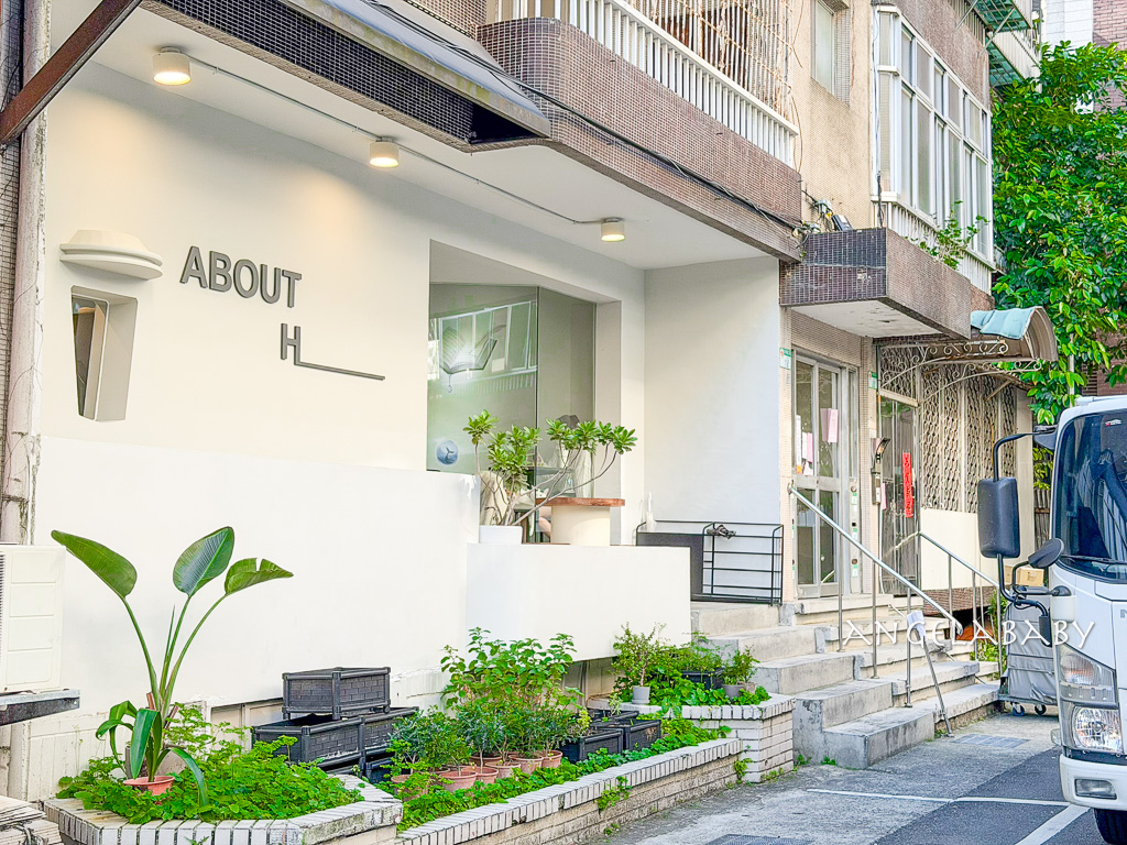 華山貓咪咖啡廳『ABOUT H Coffee』超好吃抹茶草莓千層蛋糕、貓奴咖啡聽 @梅格(Angelababy)享樂日記