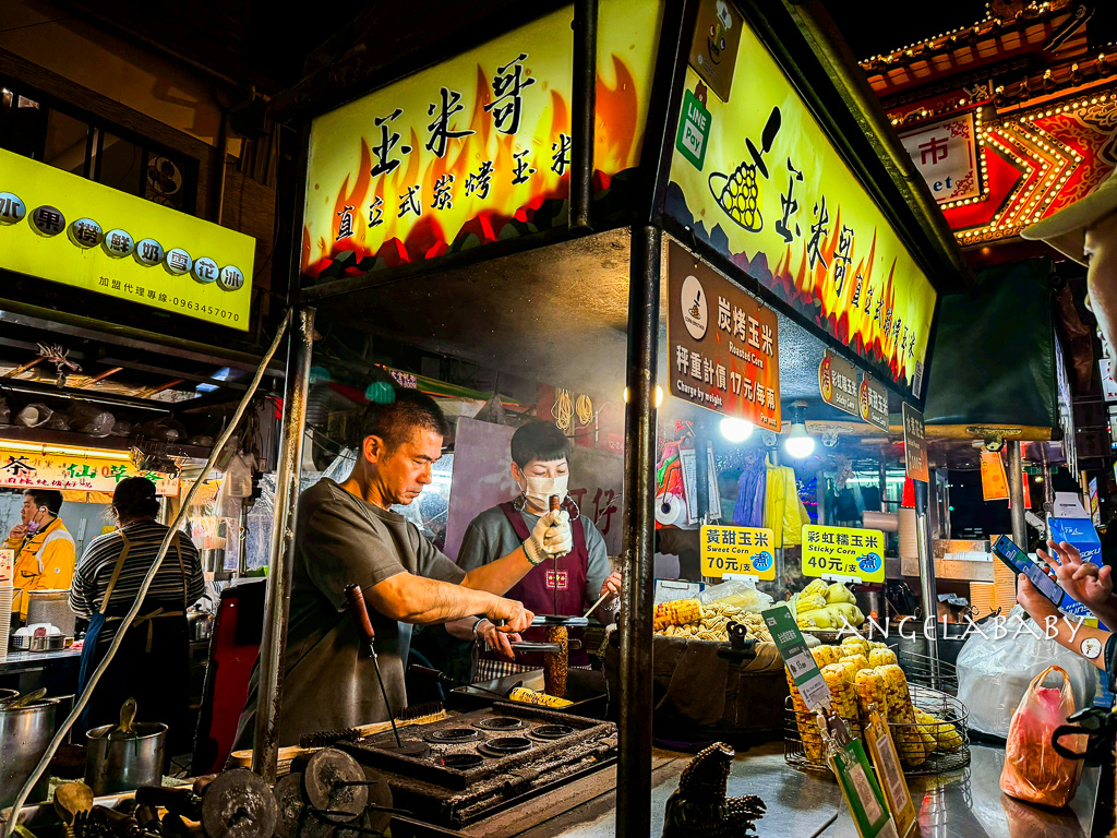 饒河夜市美食|超好吃碳烤玉米『玉米哥直立式炭烤玉米(饒河夜市)』松山車站美食 @梅格(Angelababy)享樂日記 饒河夜市美食|超好吃碳烤玉米『玉米哥直立式炭烤玉米(饒河夜市)』松山車站美食 @梅格(Angelababy)享樂日記