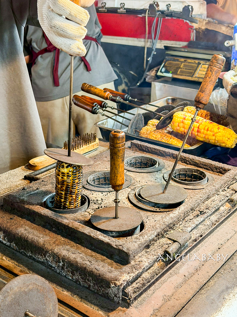 饒河夜市美食|超好吃碳烤玉米『玉米哥直立式炭烤玉米(饒河夜市)』松山車站美食 @梅格(Angelababy)享樂日記 饒河夜市美食|超好吃碳烤玉米『玉米哥直立式炭烤玉米(饒河夜市)』松山車站美食 @梅格(Angelababy)享樂日記