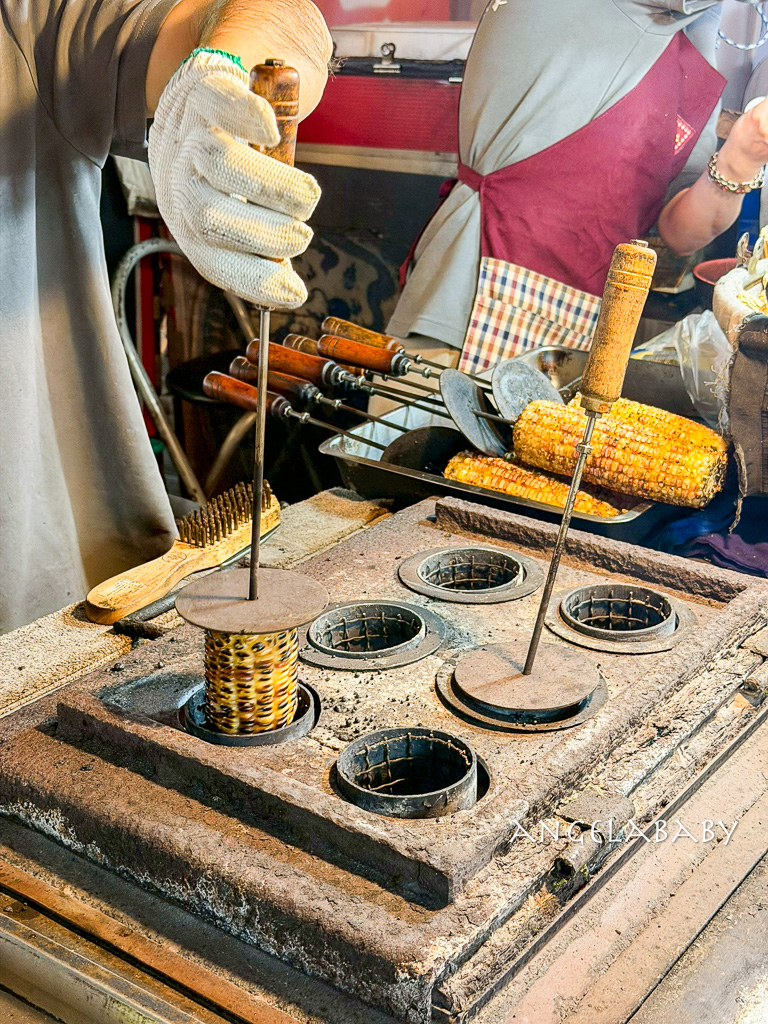 饒河夜市美食｜超好吃碳烤玉米『玉米哥直立式炭烤玉米（饒河夜市）』松山車站美食 @梅格(Angelababy)享樂日記