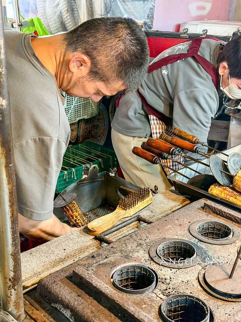 饒河夜市美食｜超好吃碳烤玉米『玉米哥直立式炭烤玉米（饒河夜市）』松山車站美食 @梅格(Angelababy)享樂日記