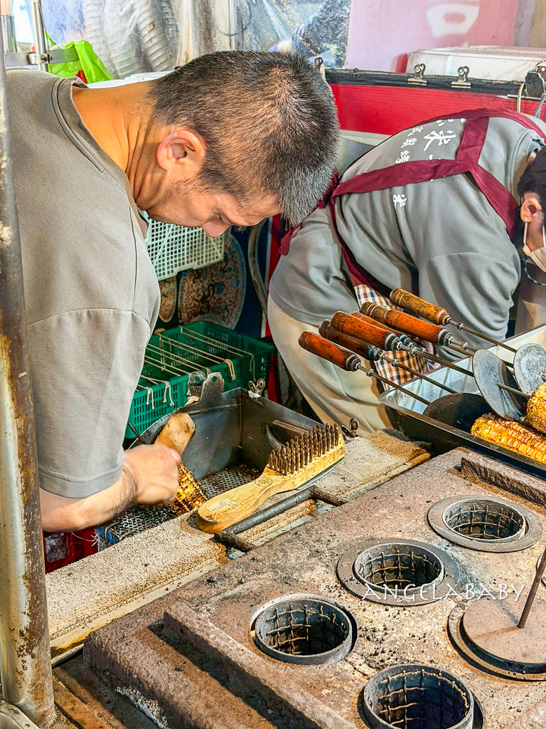饒河夜市美食|超好吃碳烤玉米『玉米哥直立式炭烤玉米(饒河夜市)』松山車站美食 @梅格(Angelababy)享樂日記 饒河夜市美食|超好吃碳烤玉米『玉米哥直立式炭烤玉米(饒河夜市)』松山車站美食 @梅格(Angelababy)享樂日記