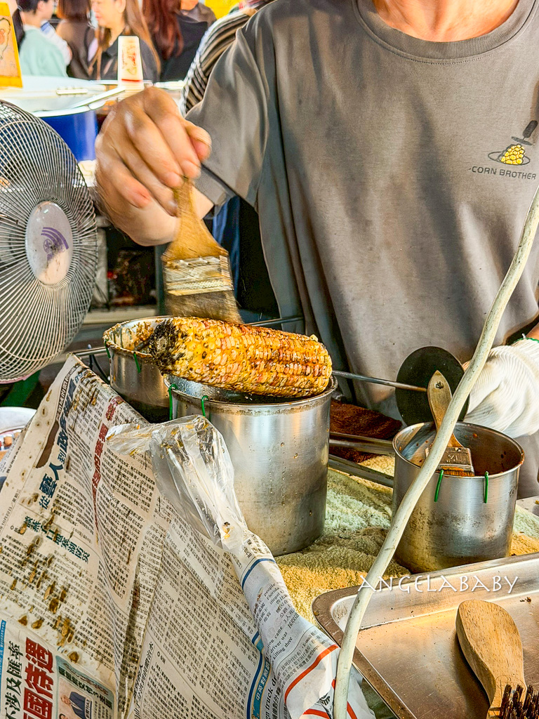 饒河夜市美食|超好吃碳烤玉米『玉米哥直立式炭烤玉米(饒河夜市)』松山車站美食 @梅格(Angelababy)享樂日記 饒河夜市美食|超好吃碳烤玉米『玉米哥直立式炭烤玉米(饒河夜市)』松山車站美食 @梅格(Angelababy)享樂日記