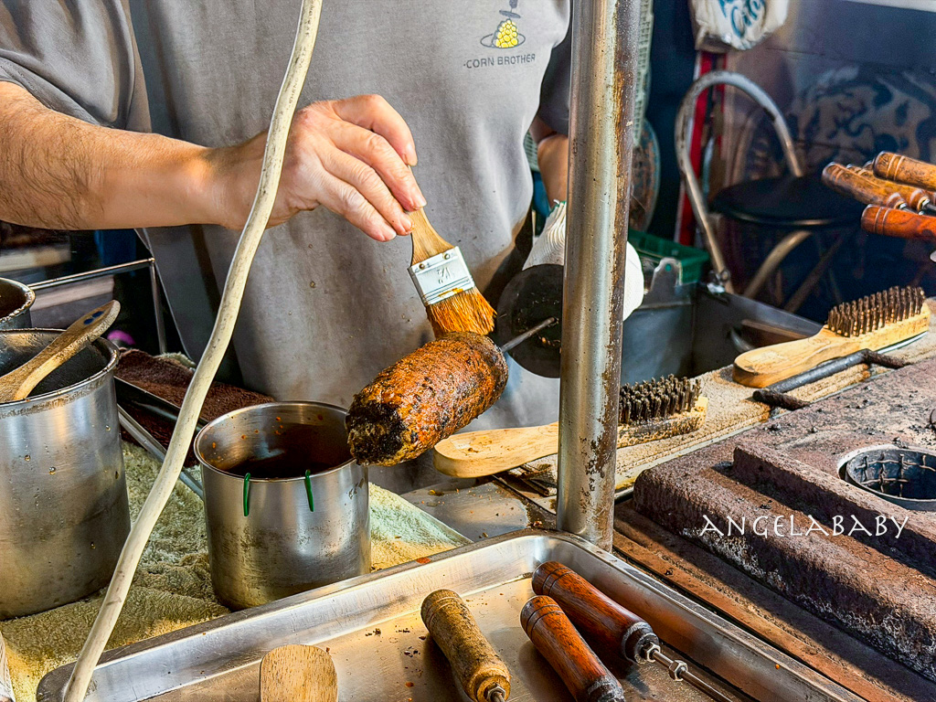 饒河夜市美食|超好吃碳烤玉米『玉米哥直立式炭烤玉米(饒河夜市)』松山車站美食 @梅格(Angelababy)享樂日記 饒河夜市美食|超好吃碳烤玉米『玉米哥直立式炭烤玉米(饒河夜市)』松山車站美食 @梅格(Angelababy)享樂日記