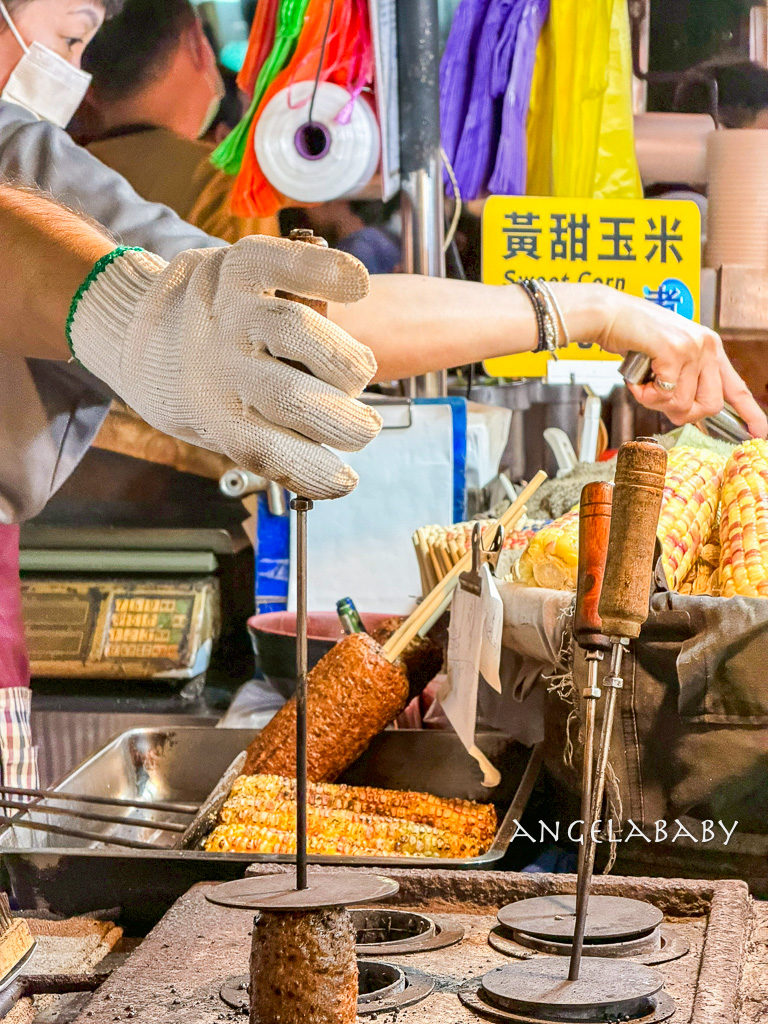 饒河夜市美食｜超好吃碳烤玉米『玉米哥直立式炭烤玉米（饒河夜市）』松山車站美食 @梅格(Angelababy)享樂日記