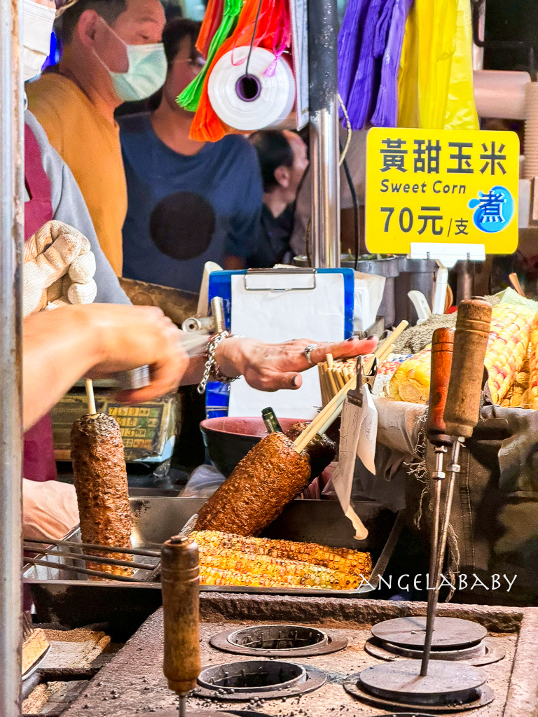 饒河夜市美食|超好吃碳烤玉米『玉米哥直立式炭烤玉米(饒河夜市)』松山車站美食 @梅格(Angelababy)享樂日記 饒河夜市美食|超好吃碳烤玉米『玉米哥直立式炭烤玉米(饒河夜市)』松山車站美食 @梅格(Angelababy)享樂日記