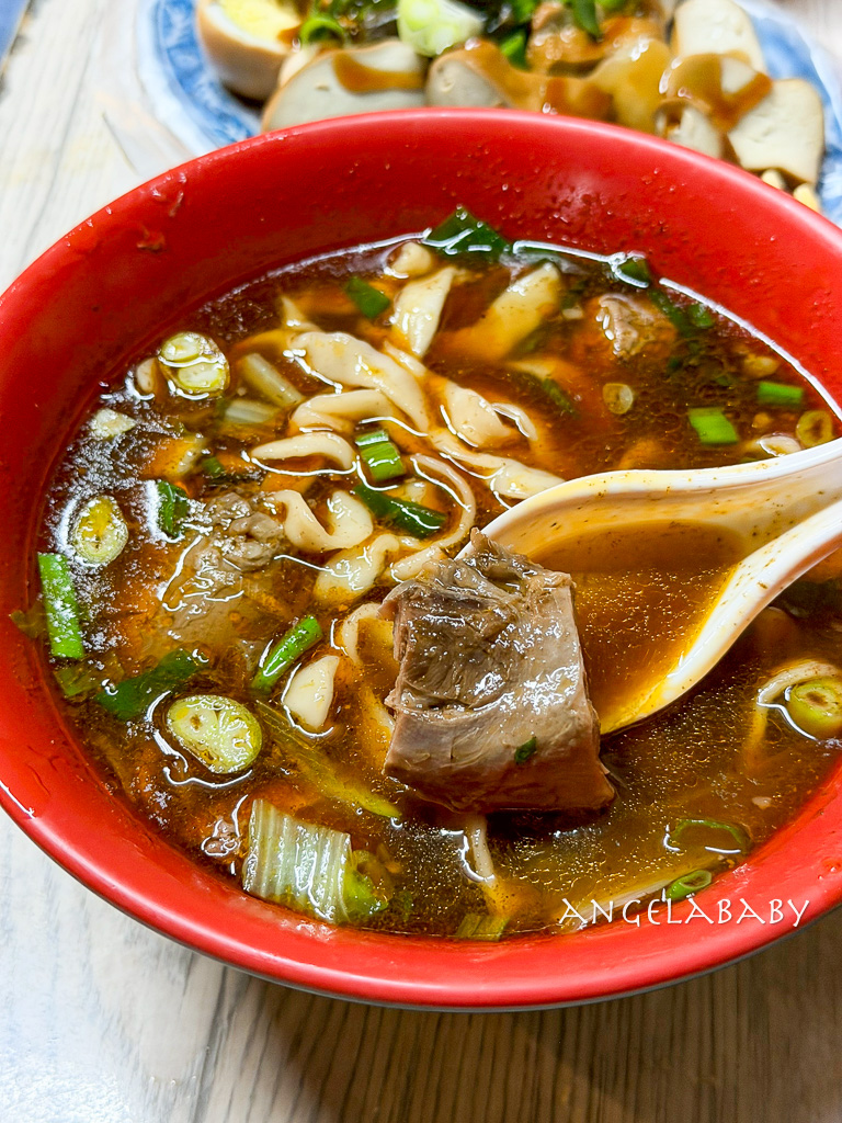 樹林夜市必吃『樹林夜市牛肉麵』湯濃肉多的手打麵牛肉麵110元 @梅格(Angelababy)享樂日記