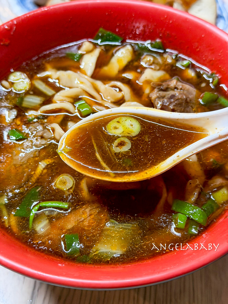 樹林夜市必吃『樹林夜市牛肉麵』湯濃肉多的手打麵牛肉麵110元 @梅格(Angelababy)享樂日記