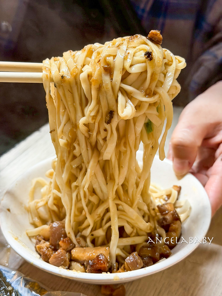 樹林夜市必吃『樹林夜市牛肉麵』湯濃肉多的手打麵牛肉麵110元 @梅格(Angelababy)享樂日記