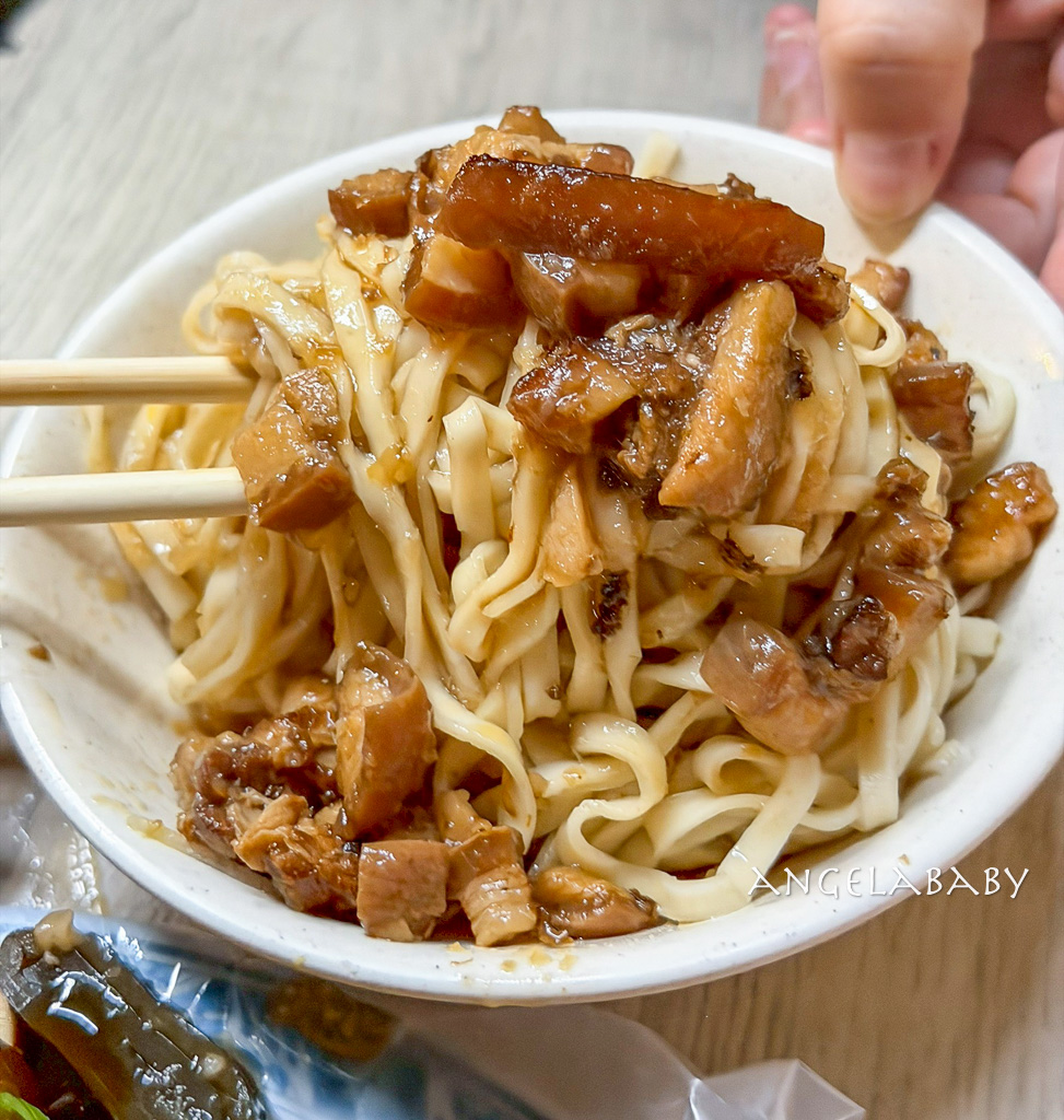 樹林夜市必吃『樹林夜市牛肉麵』湯濃肉多的手打麵牛肉麵110元 @梅格(Angelababy)享樂日記