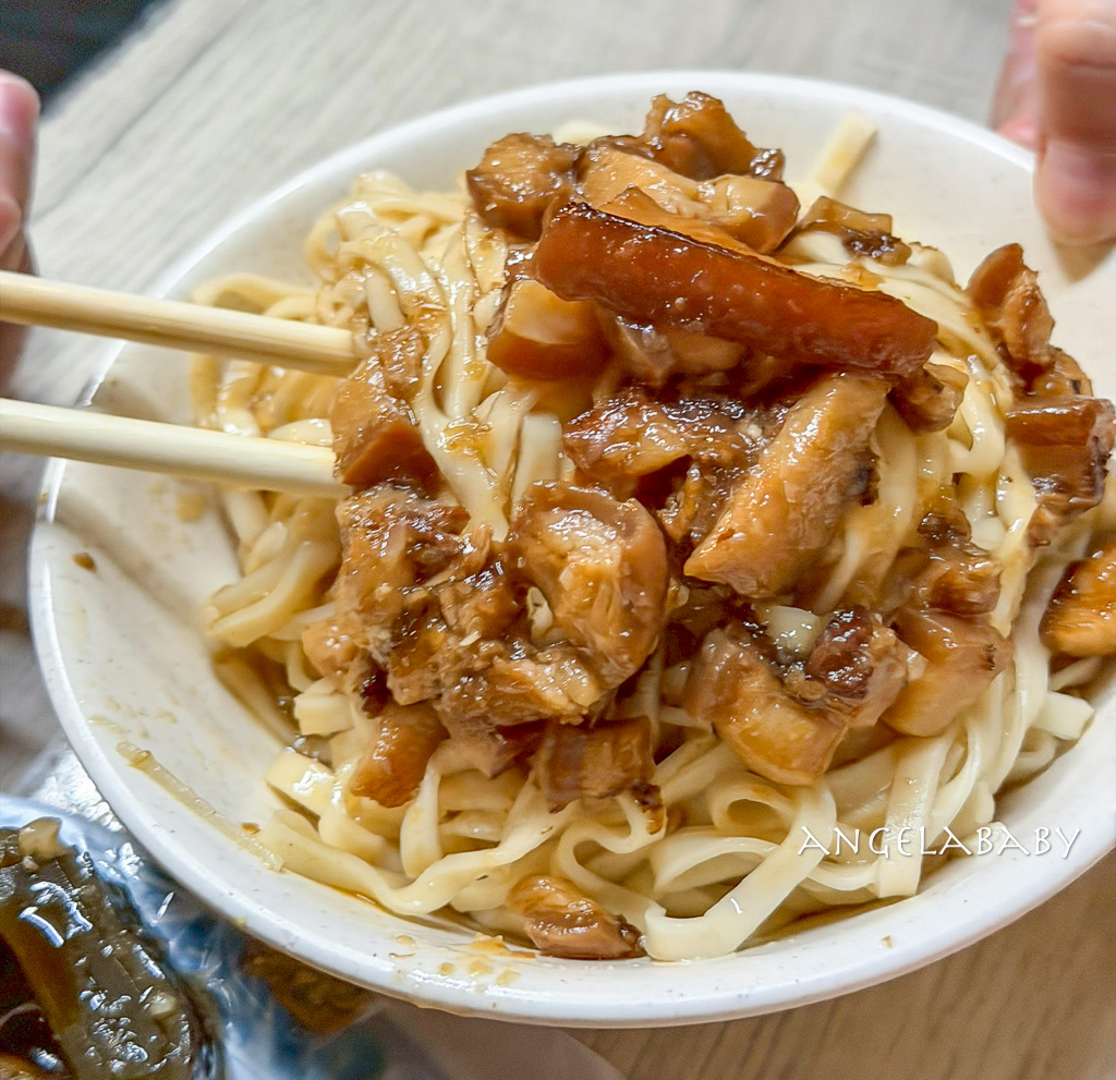 樹林夜市必吃『樹林夜市牛肉麵』湯濃肉多的手打麵牛肉麵110元 @梅格(Angelababy)享樂日記