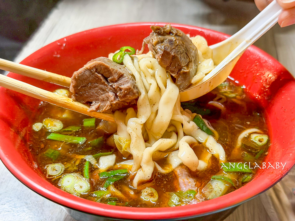 樹林夜市必吃『樹林夜市牛肉麵』湯濃肉多的手打麵牛肉麵110元 @梅格(Angelababy)享樂日記