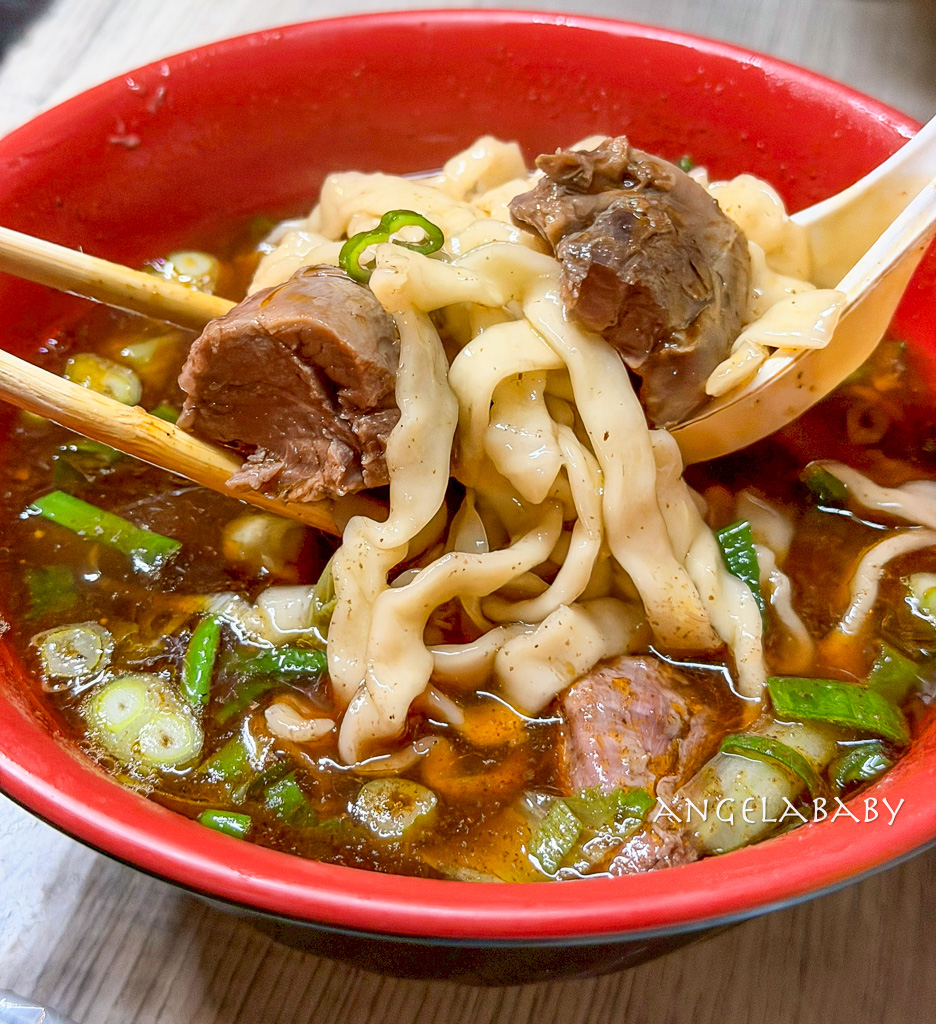 樹林夜市必吃『樹林夜市牛肉麵』湯濃肉多的手打麵牛肉麵110元 @梅格(Angelababy)享樂日記