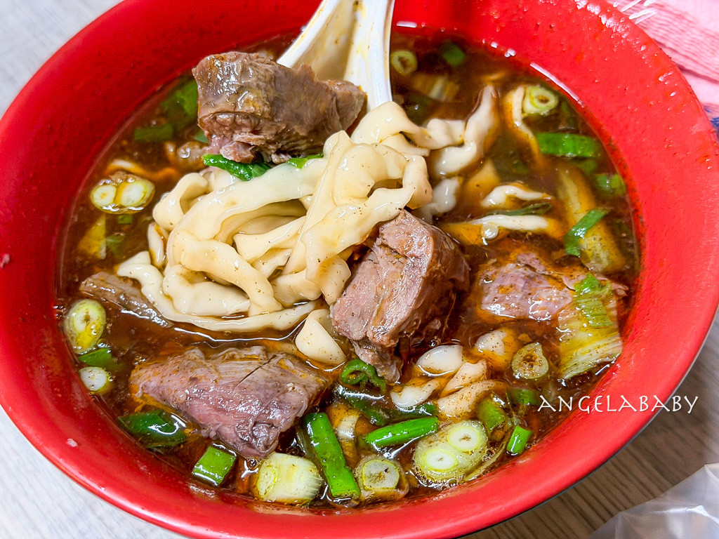 樹林夜市必吃『樹林夜市牛肉麵』湯濃肉多的手打麵牛肉麵110元 @梅格(Angelababy)享樂日記