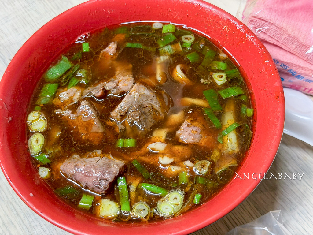 樹林夜市必吃『樹林夜市牛肉麵』湯濃肉多的手打麵牛肉麵110元 @梅格(Angelababy)享樂日記