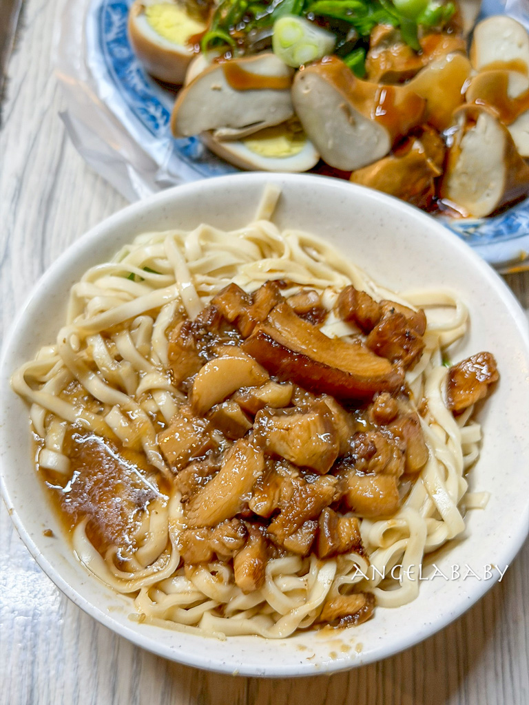 樹林夜市必吃『樹林夜市牛肉麵』湯濃肉多的手打麵牛肉麵110元 @梅格(Angelababy)享樂日記