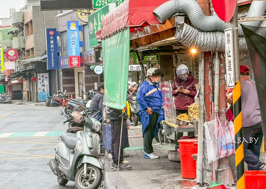 新莊好吃炸雞『化成路炸雞店』沒有招牌在騎樓底下賣了20幾年 @梅格(Angelababy)享樂日記