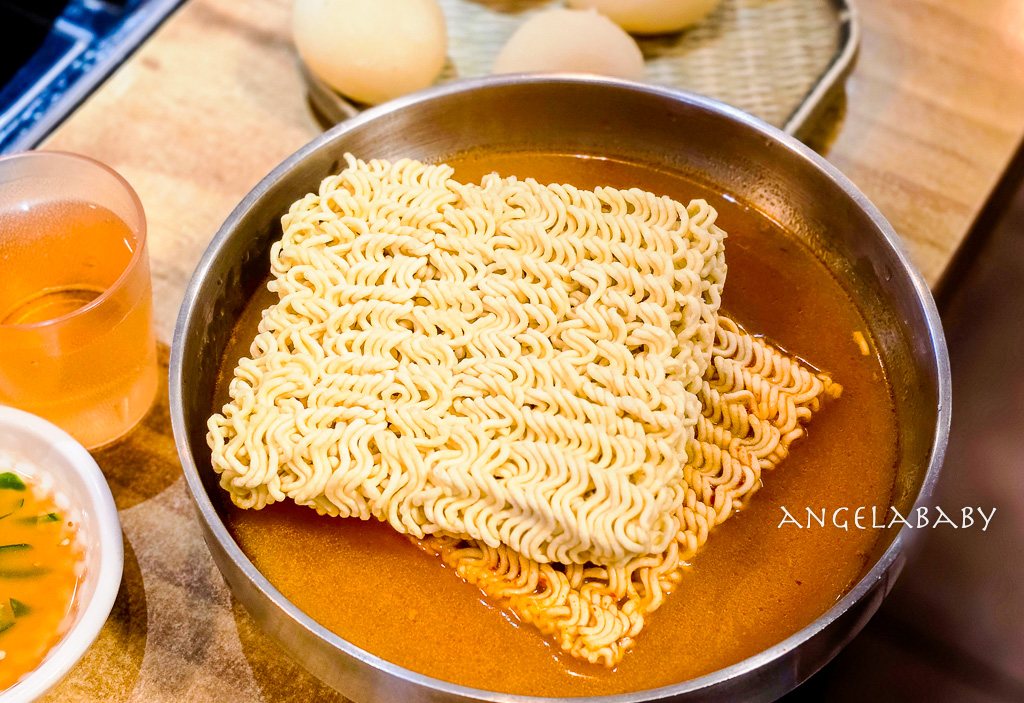 機張美食｜巨無霸鐵鍋馬鈴薯豬脊骨湯『정관왕감자탕 정관본점』王土豆湯總店 @梅格(Angelababy)享樂日記