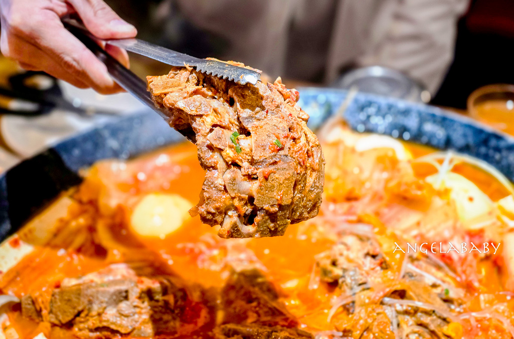 機張美食｜巨無霸鐵鍋馬鈴薯豬脊骨湯『정관왕감자탕 정관본점』王土豆湯總店 @梅格(Angelababy)享樂日記