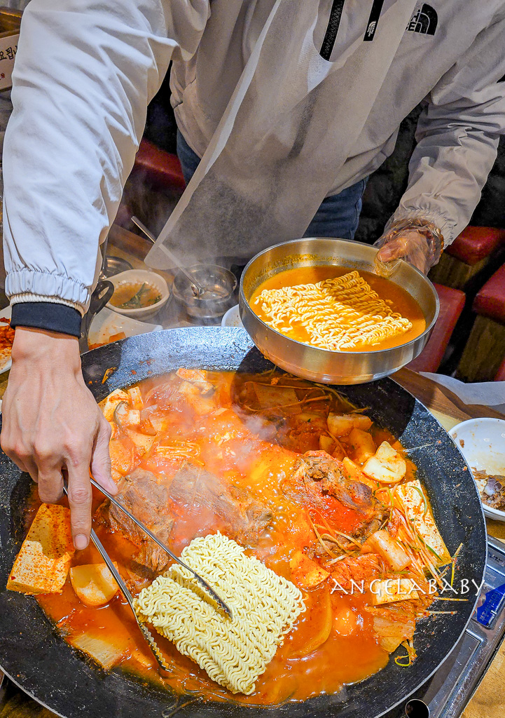 機張美食｜巨無霸鐵鍋馬鈴薯豬脊骨湯『정관왕감자탕 정관본점』王土豆湯總店 @梅格(Angelababy)享樂日記