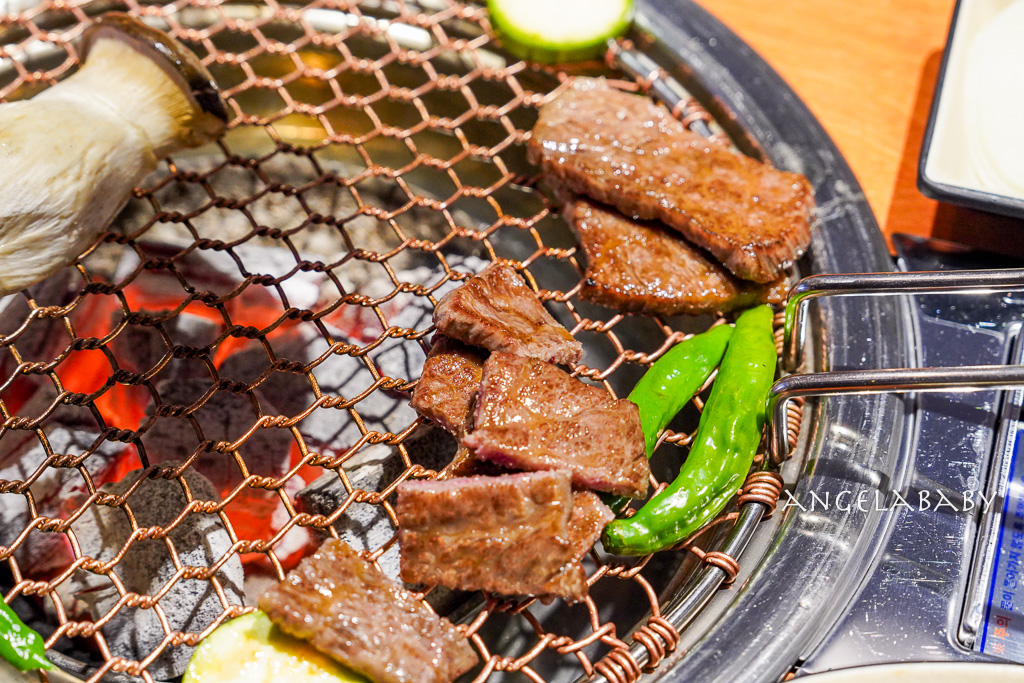 釜山西面烤肉推薦『西面九號韓牛』肉質太強豪華套餐還附上一瓶燒酒超讚 @梅格(Angelababy)享樂日記 釜山西面烤肉推薦『西面九號韓牛』肉質太強豪華套餐還附上一瓶燒酒超讚 @梅格(Angelababy)享樂日記