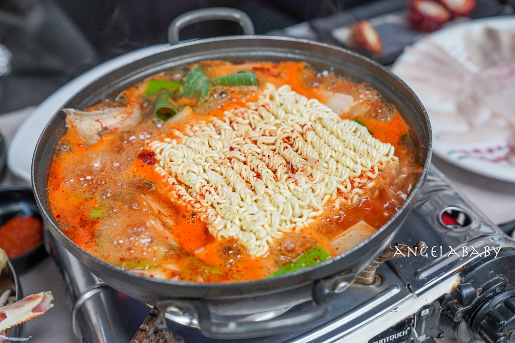 釜山浦項美食｜竹島市場吃螃蟹推薦『삼형제횟집』人均1000吃帝王蟹大餐 @梅格(Angelababy)享樂日記