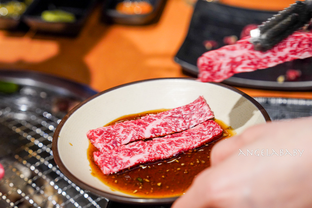 釜山站烤韓牛推薦『우겹다짐』牛層侤音菜單、人均千元吃1++韓牛 @梅格(Angelababy)享樂日記