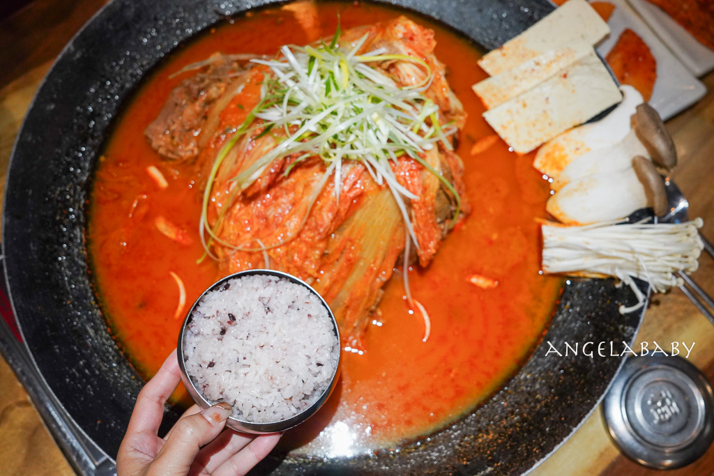 機張美食｜巨無霸鐵鍋馬鈴薯豬脊骨湯『정관왕감자탕 정관본점』王土豆湯總店 @梅格(Angelababy)享樂日記