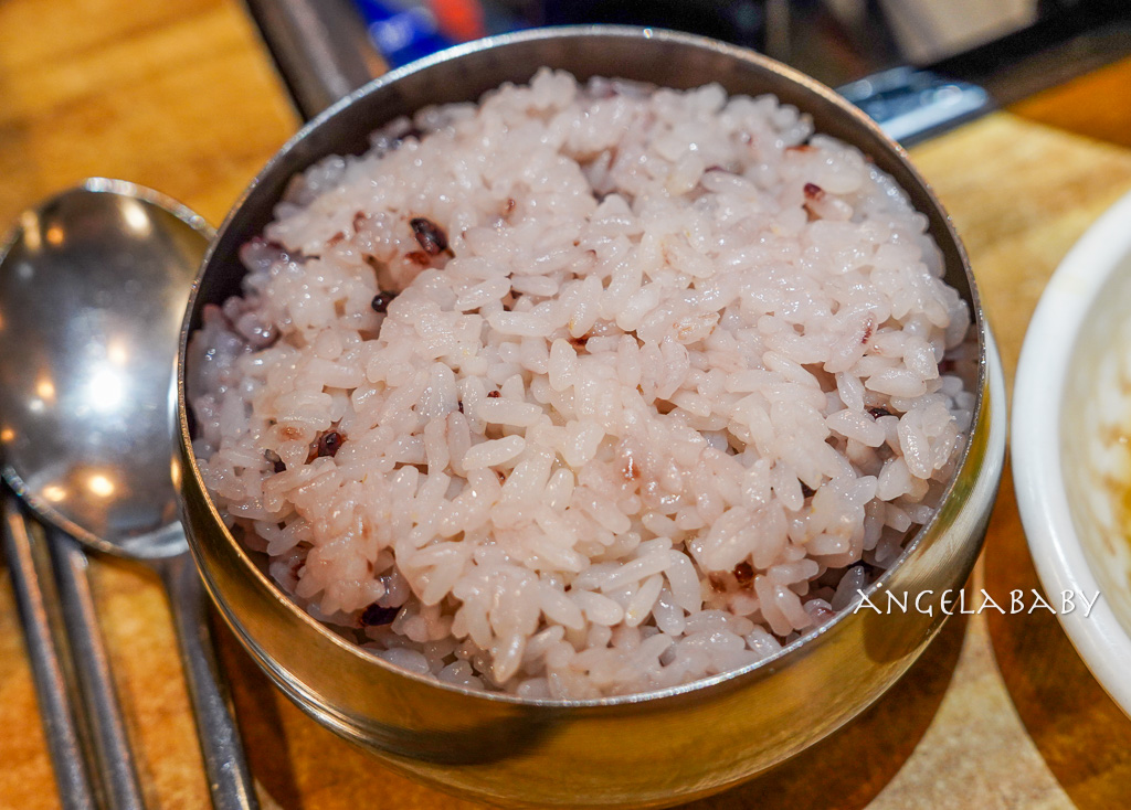 機張美食｜巨無霸鐵鍋馬鈴薯豬脊骨湯『정관왕감자탕 정관본점』王土豆湯總店 @梅格(Angelababy)享樂日記