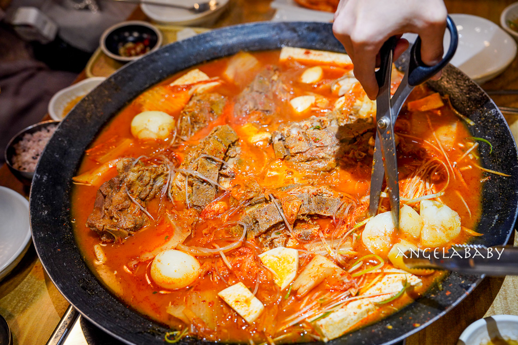 機張美食｜巨無霸鐵鍋馬鈴薯豬脊骨湯『정관왕감자탕 정관본점』王土豆湯總店 @梅格(Angelababy)享樂日記