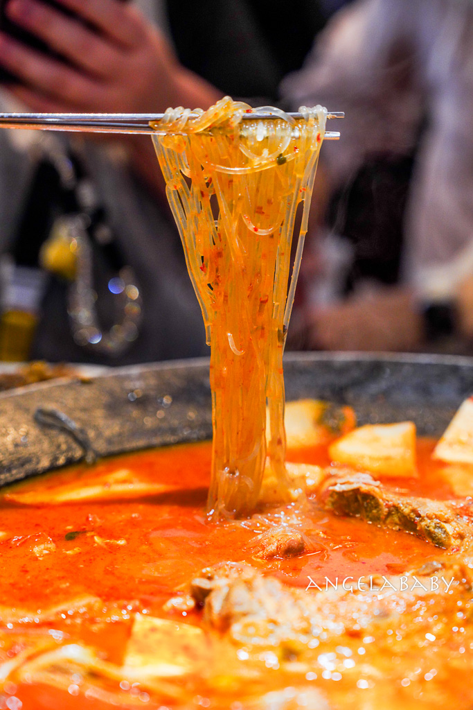 機張美食｜巨無霸鐵鍋馬鈴薯豬脊骨湯『정관왕감자탕 정관본점』王土豆湯總店 @梅格(Angelababy)享樂日記