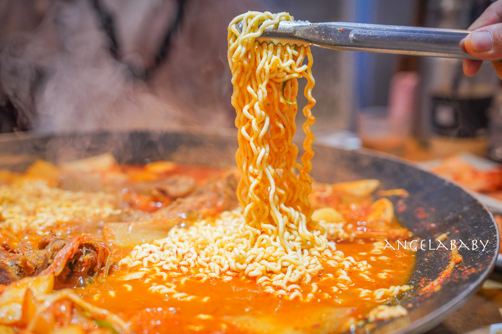 機張美食｜巨無霸鐵鍋馬鈴薯豬脊骨湯『정관왕감자탕 정관본점』王土豆湯總店 @梅格(Angelababy)享樂日記